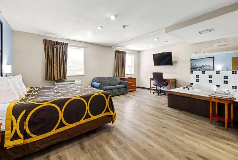 Hotels with jacuzzi in room in Monroeville