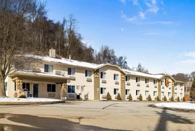 Super 8 by Wyndham Pittsburgh/Monroeville — guest room