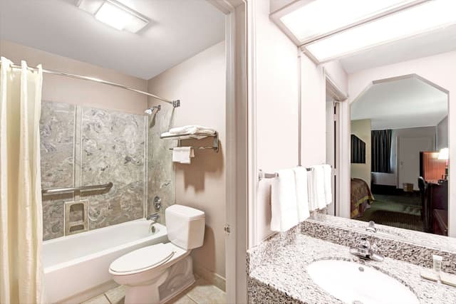 Jetted bathtub