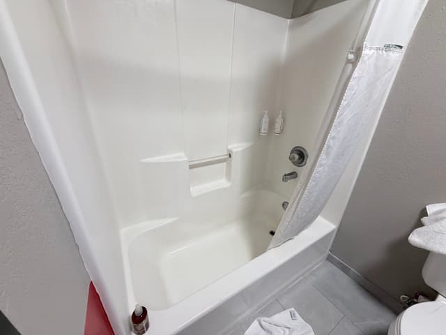 Jetted bathtub