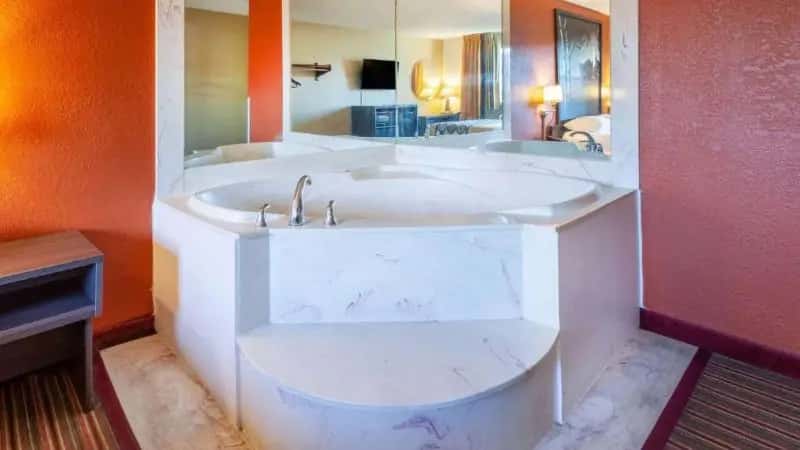 In-room hot tub at Super 8 by Wyndham Roseville/Detroit Area in Roseville, MI