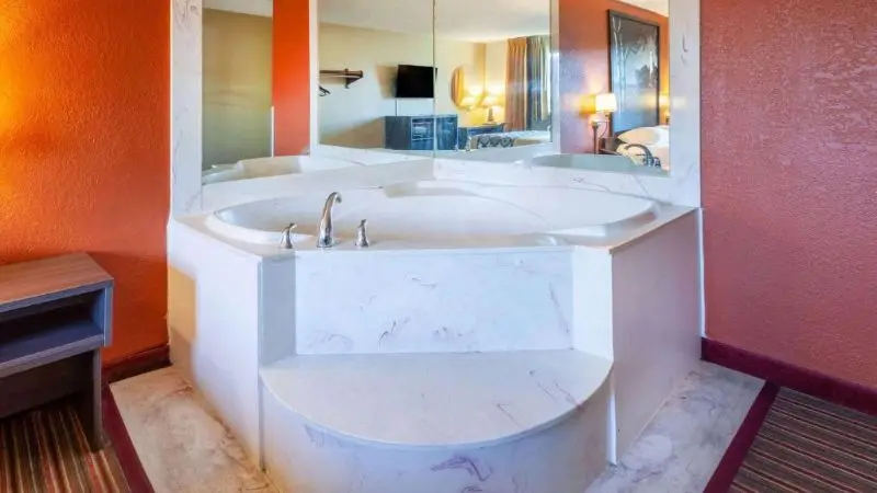 Hotels with jacuzzi in room in Roseville