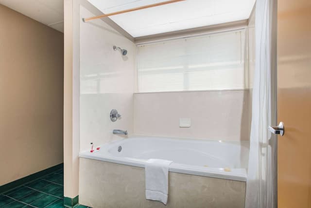 Deep soaking bathtub
