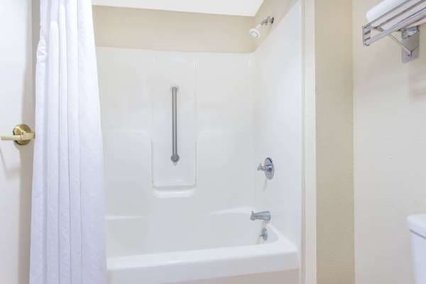 Deep soaking bathtub