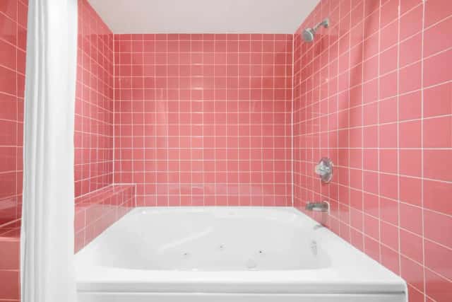 Jetted bathtub at Super 8 By Wyndham Story City