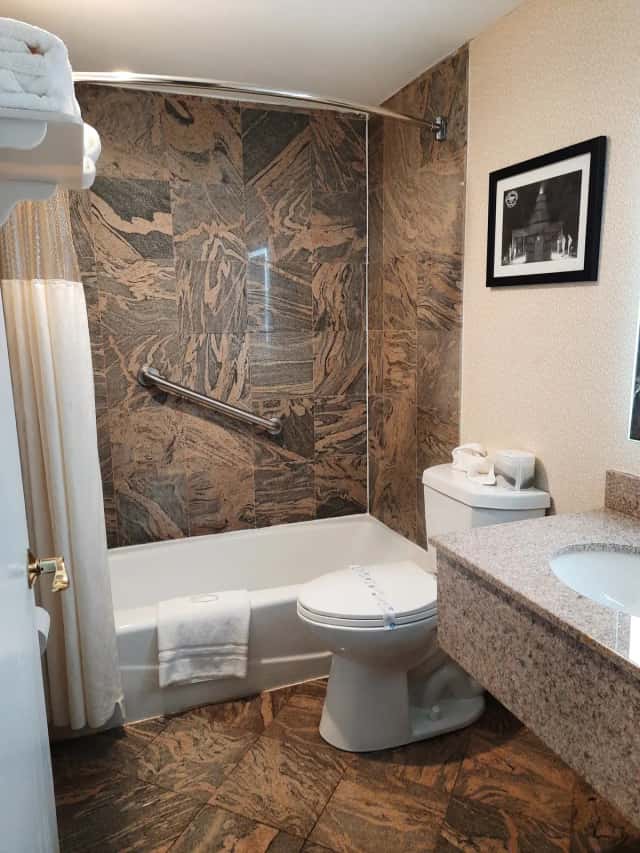 Super 8 by Wyndham Sturbridge — guest room