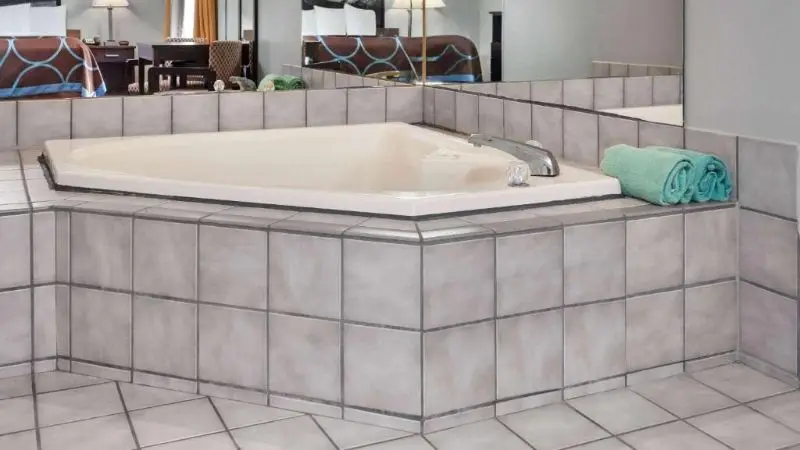 Hotels with jacuzzi in room in Sun Prairie