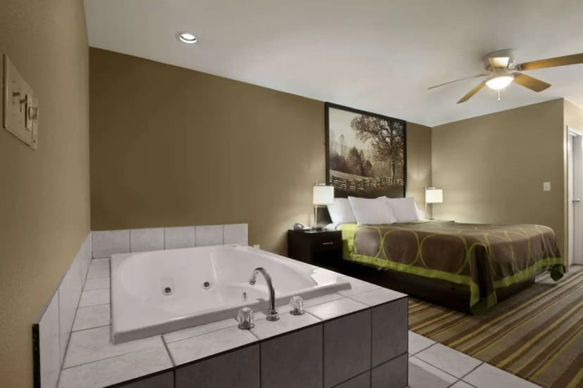 Hotels with jacuzzi in room in Tupelo
