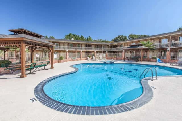 Super 8 by Wyndham Tyler TX — guest room