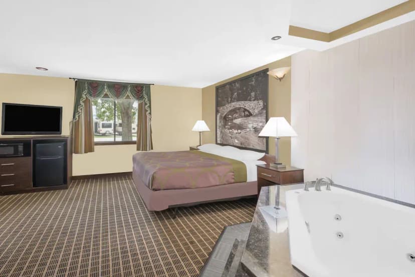 Hotels with jacuzzi in room in Webster City