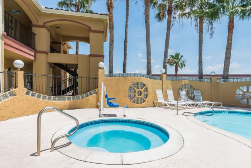 Hotels with jacuzzi in room in Weslaco