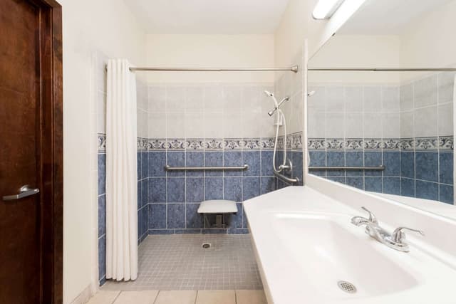 Deep soaking bathtub
