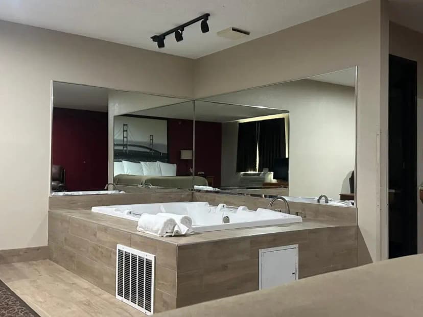 Hotels with jacuzzi in room in Maple Valley