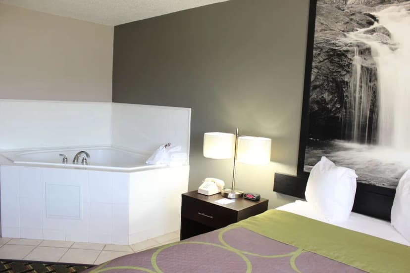 Hotels with jacuzzi in room in Wyoming