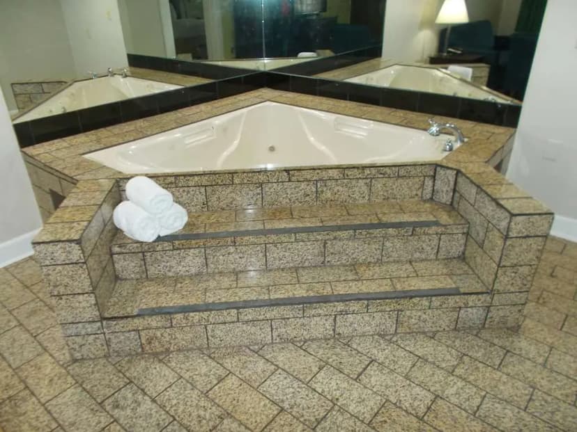 Hotels with jacuzzi in room in St Marys