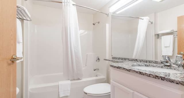 Deep soaking bathtub