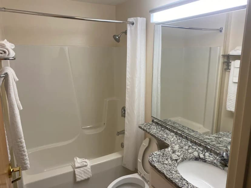 Hotels with jacuzzi in room in Christiansburg