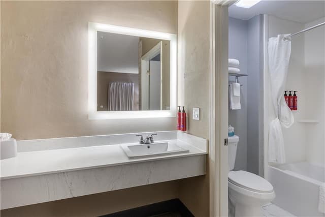 Deep soaking bathtub