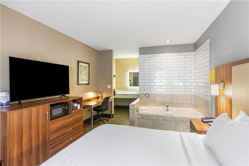 Hotels with jacuzzi in room in Helen