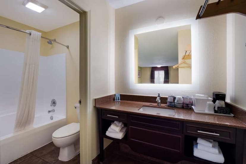 Hotels with jacuzzi in room in Manning