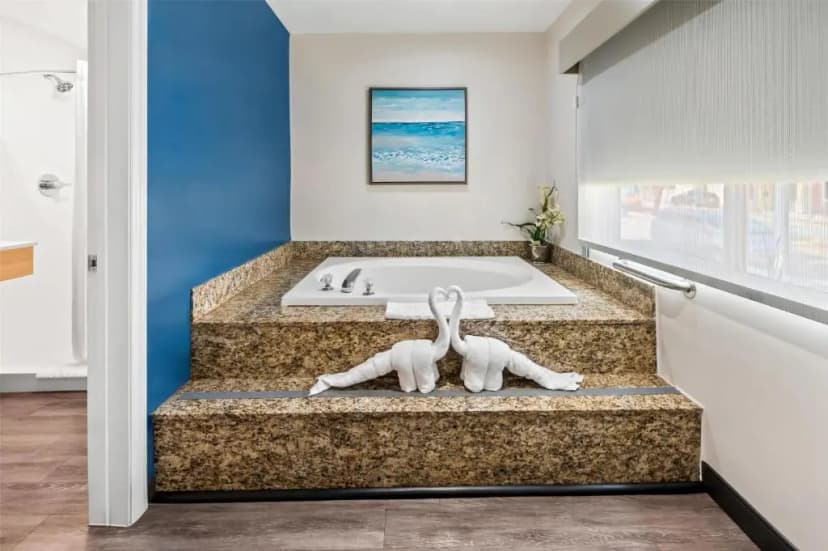 Hotels with jacuzzi in room in Santa Monica