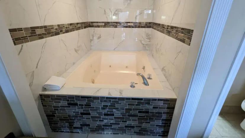 Hotels with jacuzzi in room in Meridian