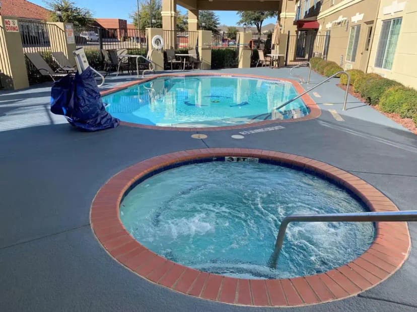 Hotels with jacuzzi in room in Mesquite