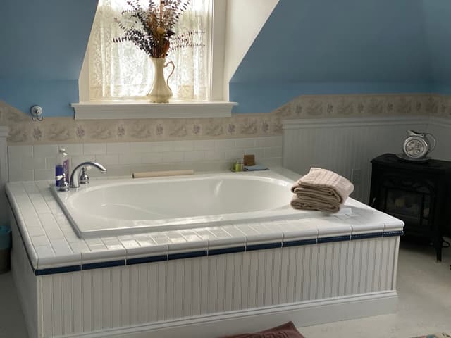 Deep soaking bathtub