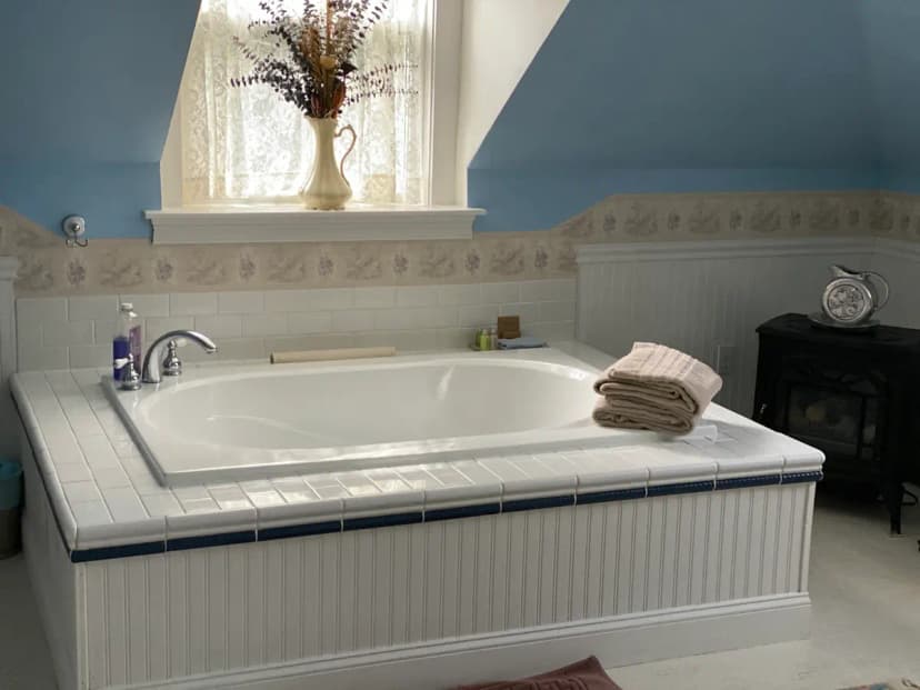 Hotels with jacuzzi in room in Center Harbor