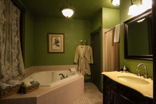 Jetted bathtub at Swantown Inn