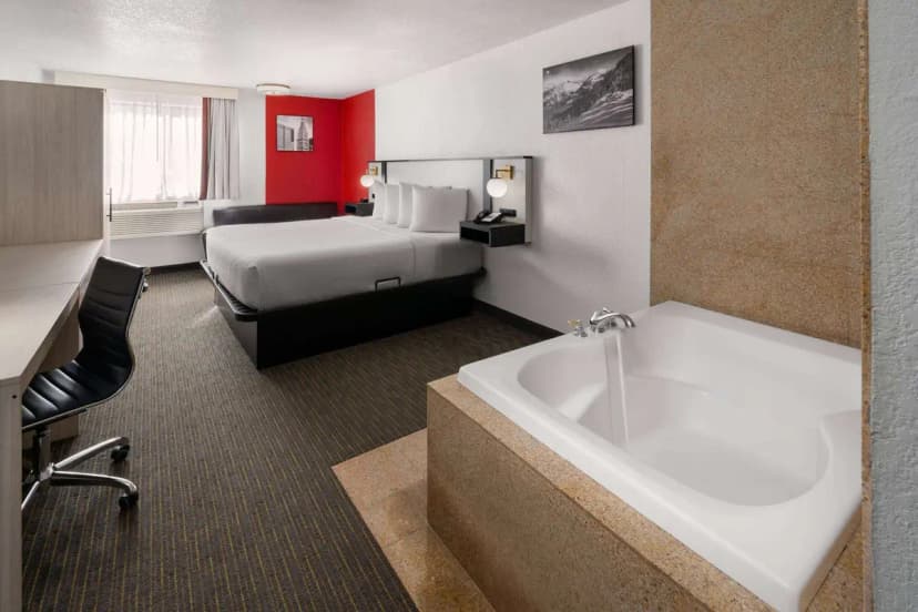 Hotels with jacuzzi in room in Aurora