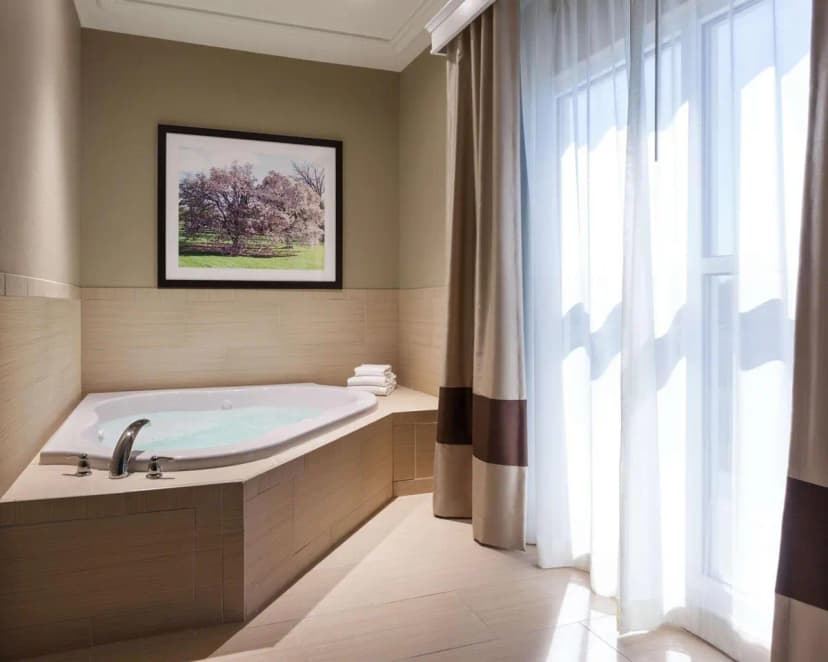 Hotels with jacuzzi in room in Dubois