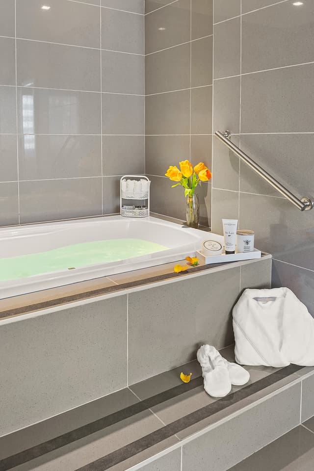 Jetted bathtub