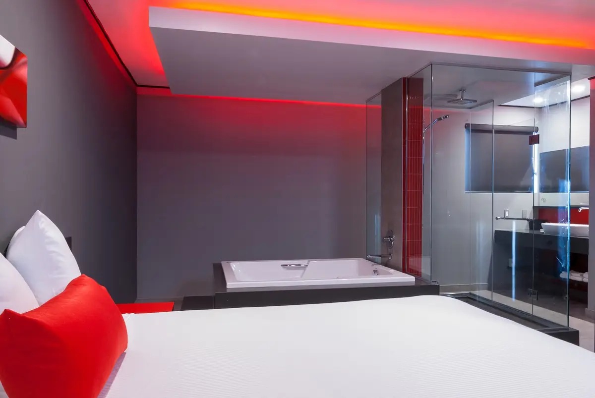 Hotels with jacuzzi in room in Pasadena