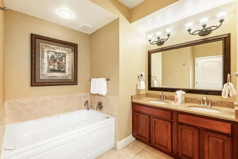 In-room jacuzzi tub at The Berkley, Orlando in Orlando, FL