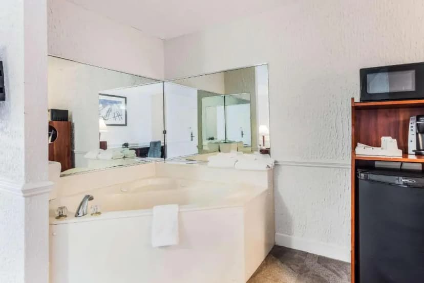 Hotels with jacuzzi in room in Blue Ash