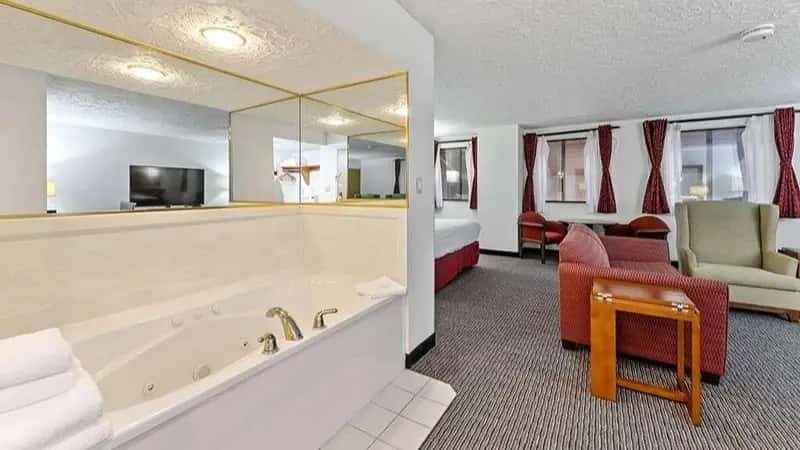 In-room hot tub at The Cairn Hotel in Cedar City, UT