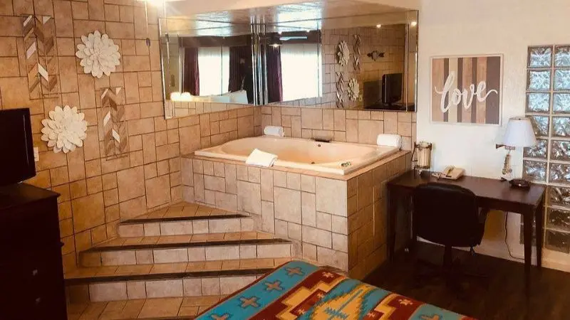 Hotels with jacuzzi in room in Alamogordo