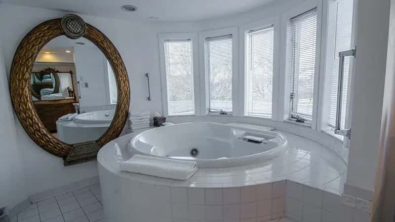 In-room hot tub at The Columbia Inn at Peralynna in Columbia, MD