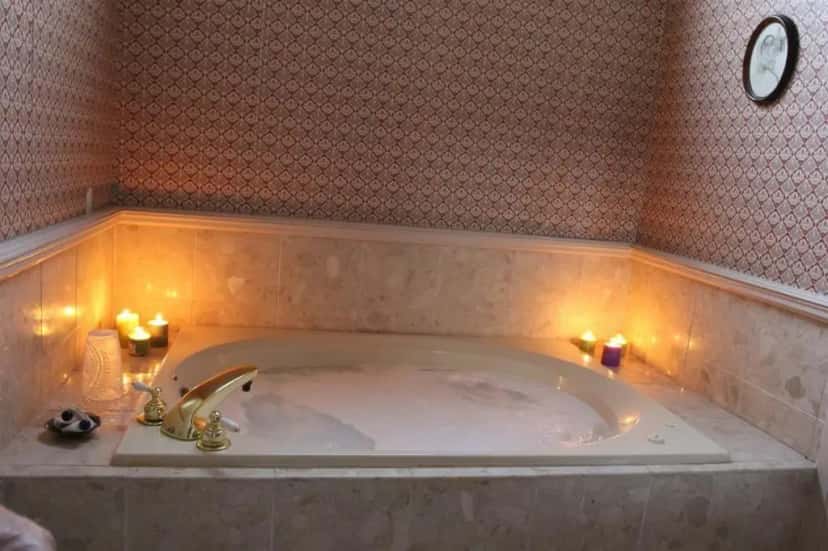 In-room hot tub at The Corners Mansion in Vicksburg, MS