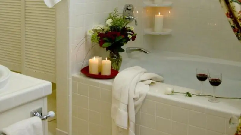 In-room hot tub at The Cottages On Armstrong in Lodi, CA