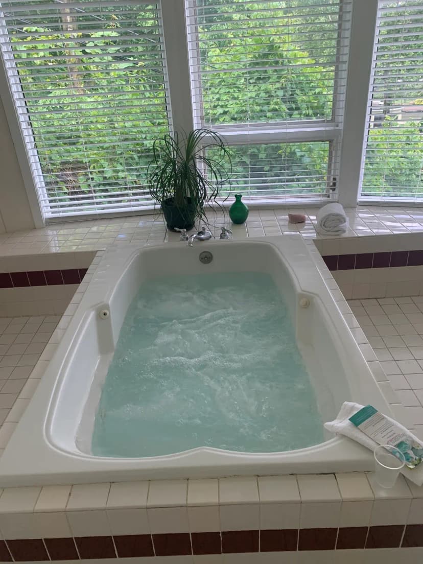 Hotels with jacuzzi in room in Berkeley Springs