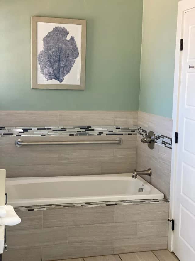 Deep soaking bathtub at The Flagstone Boutique Inn & Suites