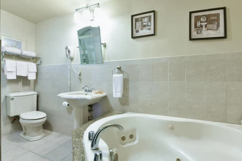 Hotels with jacuzzi in room in Freeport