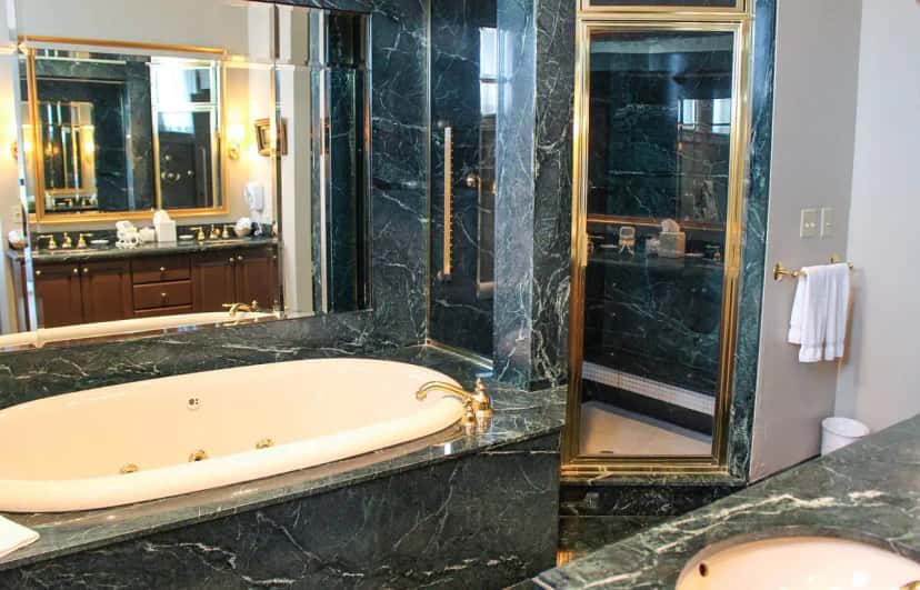 In-room jacuzzi tub at The General Morgan Inn in Greeneville, TN
