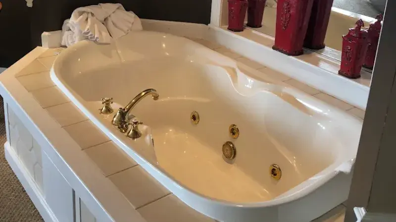 In-room hot tub at The Geneva Inn in Lake Geneva, WI