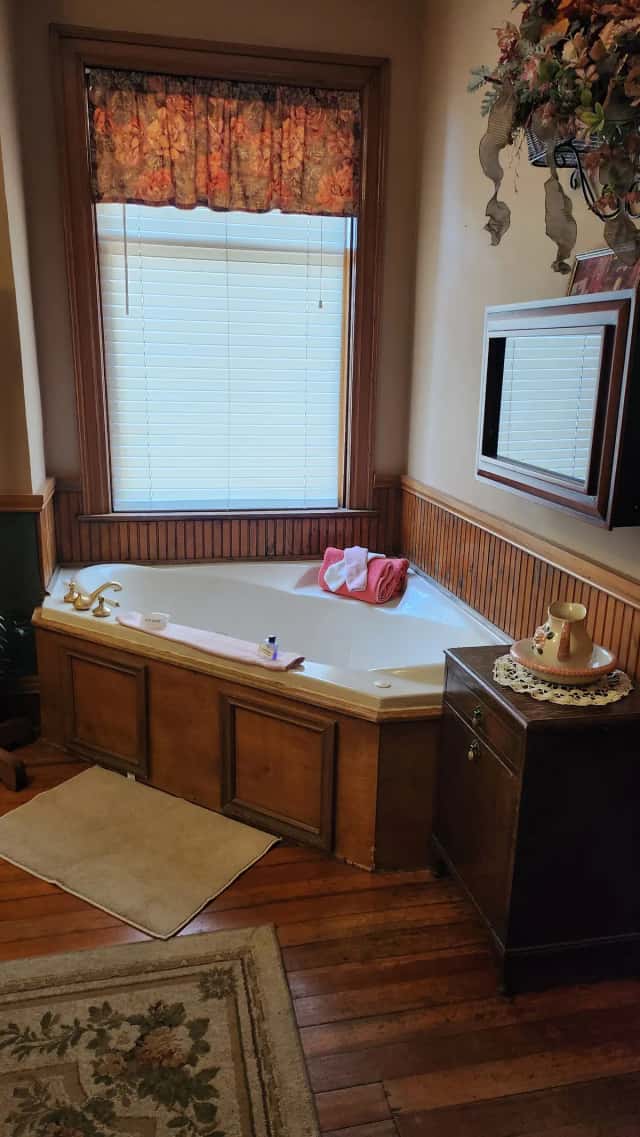 Deep soaking bathtub