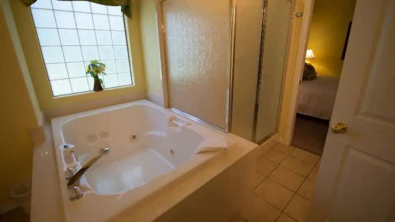 In-room hot tub at The Greens II Resort at Bella Vista Village in Bella Vista, AR