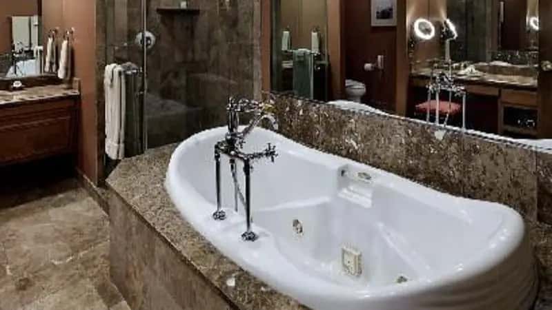 In-room hot tub at The Herrington Inn & Spa in Geneva, IL