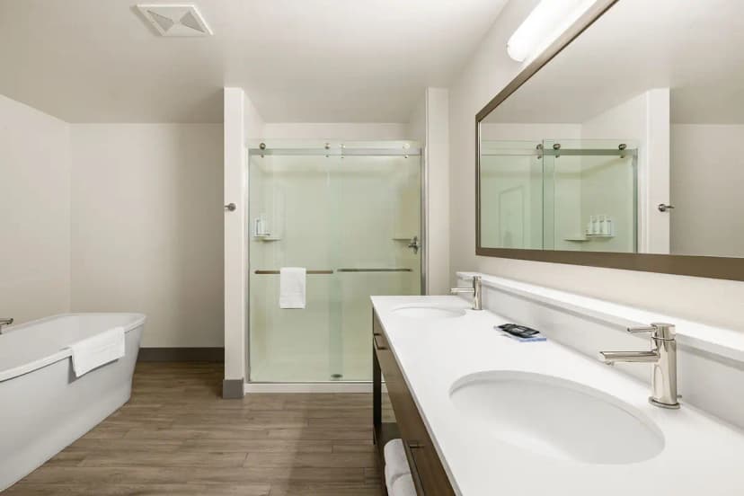 Hotels in Gig Harbor with a jacuzzi in the room
